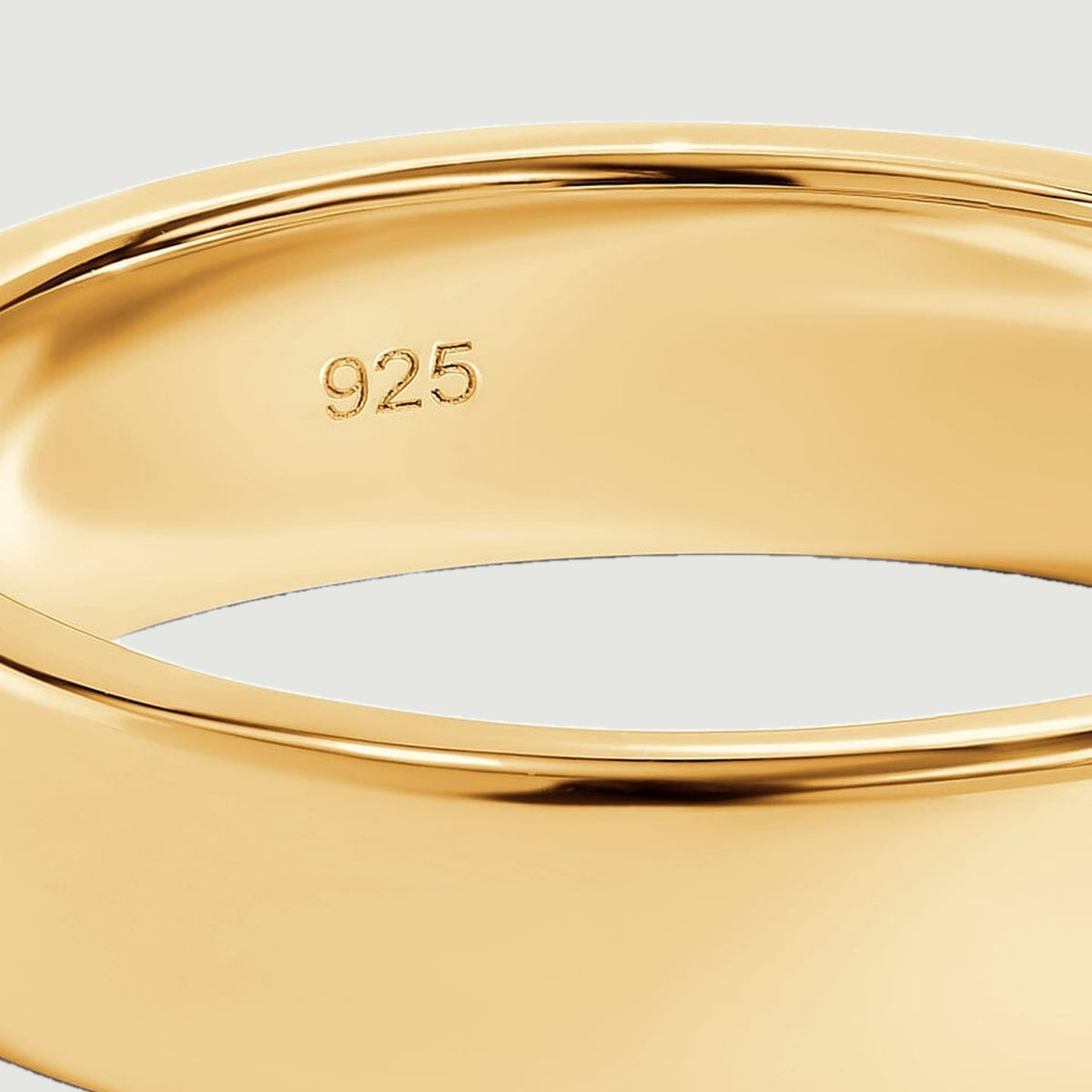 A close view shows the 925 stamp inside the reflective yellow gold band.