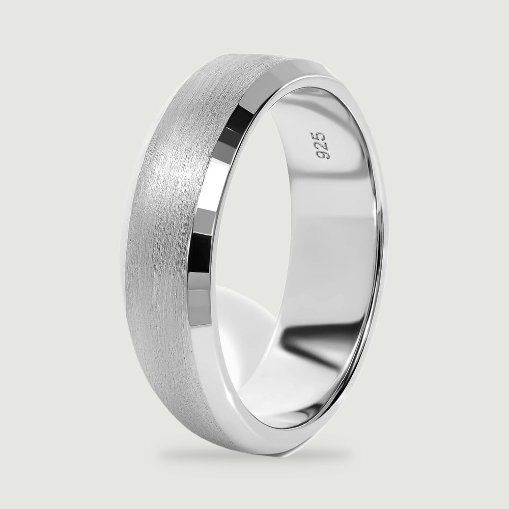 An upright silver band shows its broad brushed face, reflective rim, and inner 925 hallmark.