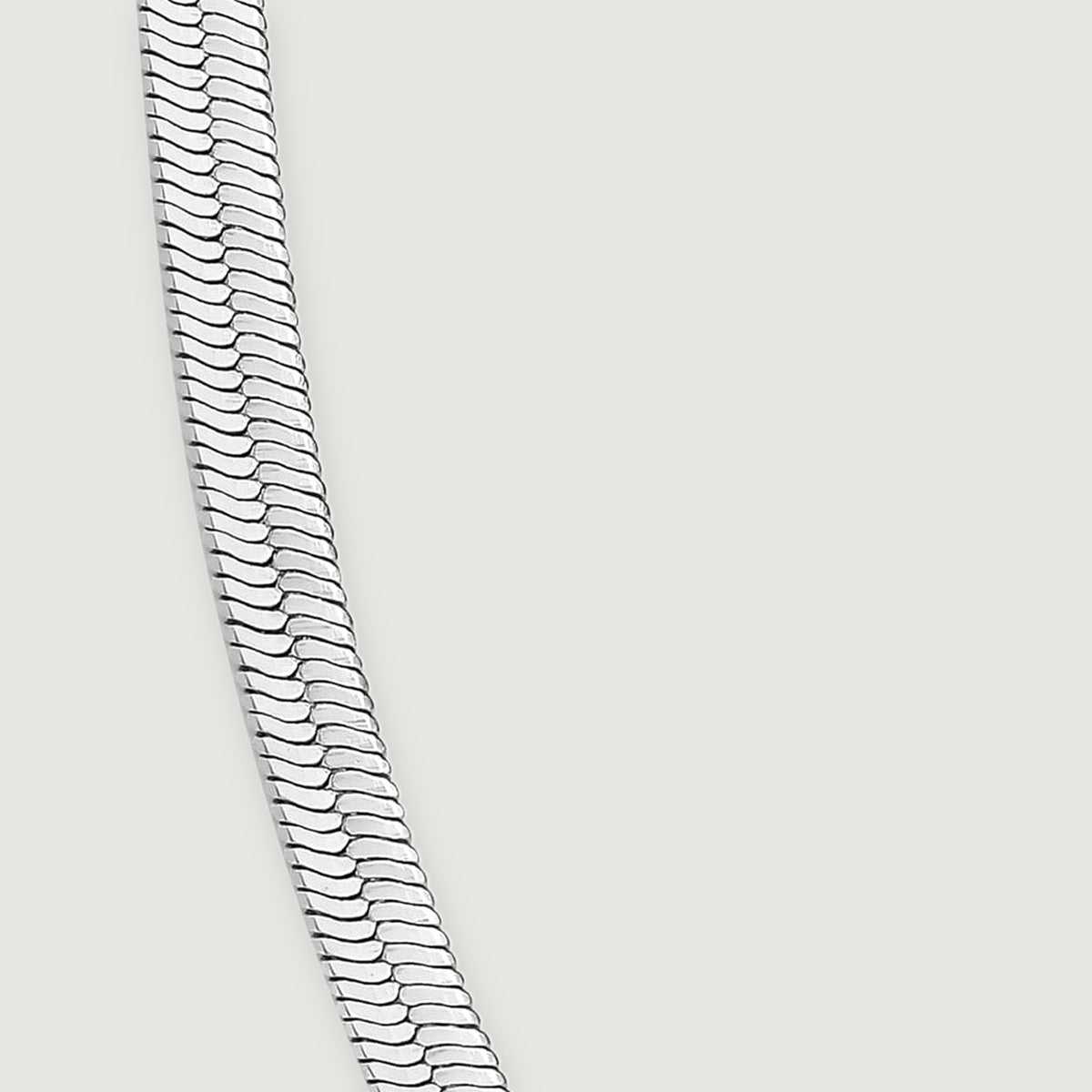 A close view of the left side reveals the repeated diagonal links in the flat chain.