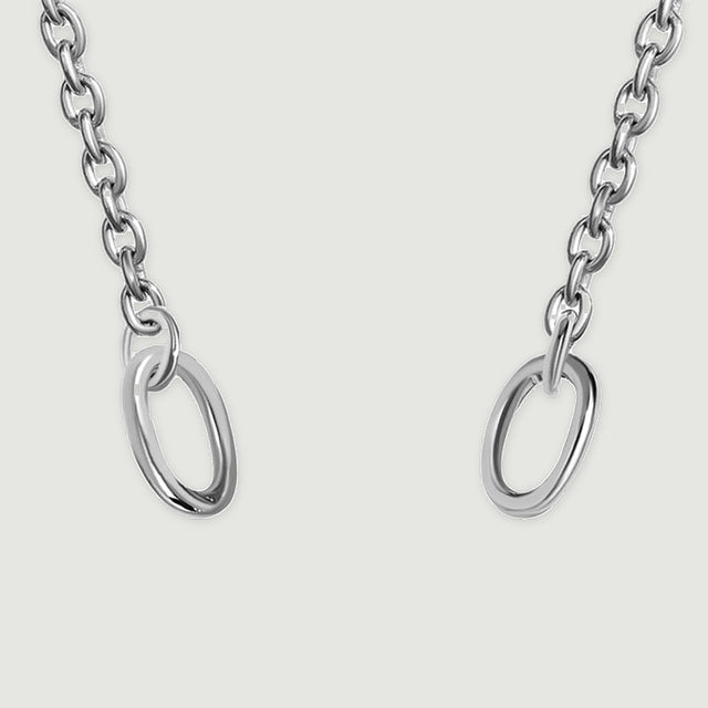 Two polished oval end rings and the adjacent silver chain links are shown in close detail.