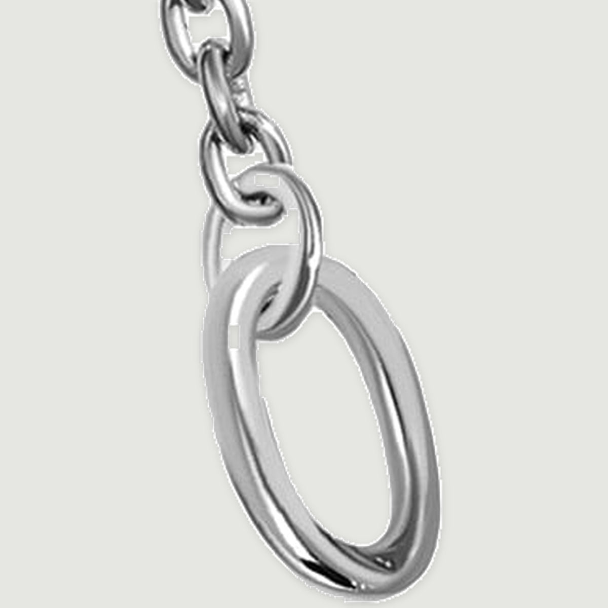An angled silver terminal ring shows its curved edge beside the final oval chain links.