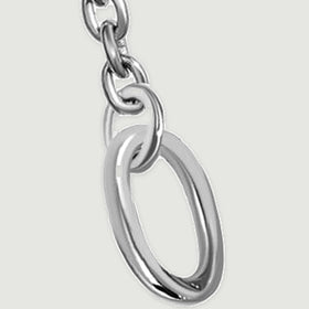 An angled silver terminal ring shows its curved edge beside the final oval chain links.