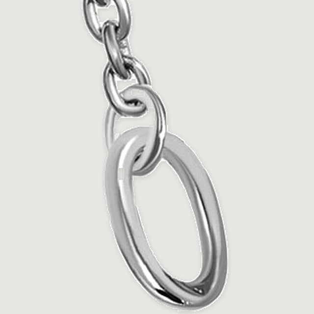 An angled silver terminal ring shows its curved edge beside the final oval chain links.