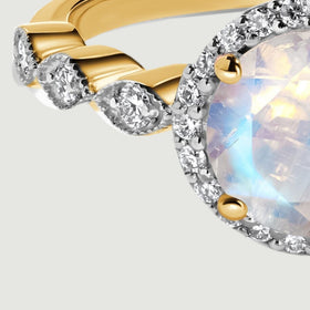 Round diamonds sit in scalloped settings along the left shoulder of the yellow gold band.