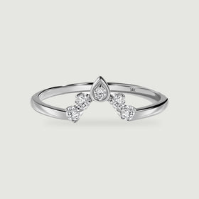 A white gold ring has four round diamonds arranged around a central pointed diamond setting.