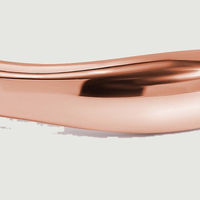 A detailed crop of the rose gold band shows the smooth surface and warm copper reflections.