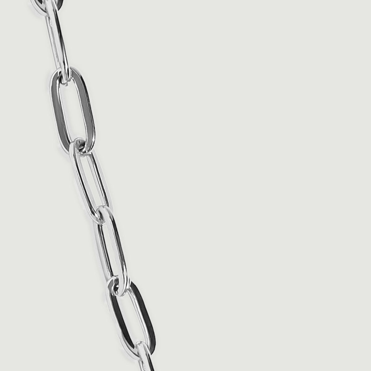 Alternating oval and narrow silver links show polished edges and open centers.