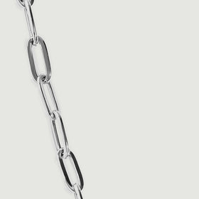Alternating oval and narrow silver links show polished edges and open centers.