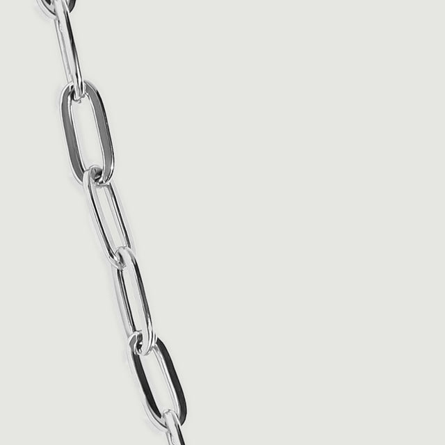 Alternating oval and narrow silver links show polished edges and open centers.
