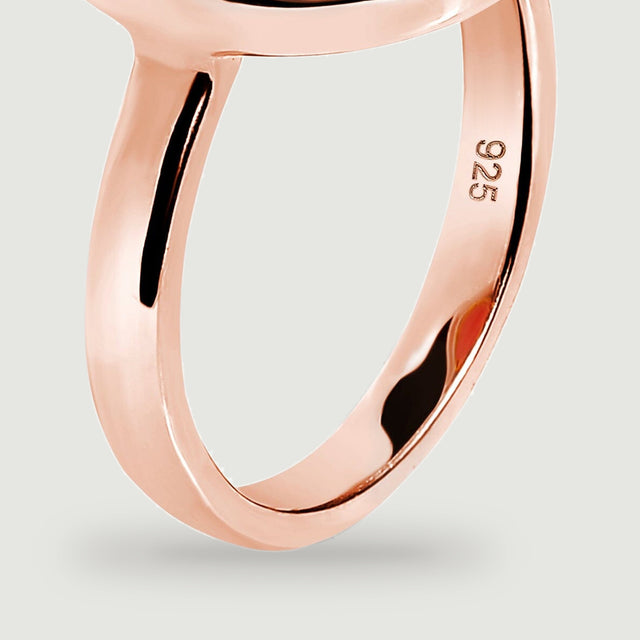 A close view shows the curved rose-gold shank, dark reflections, and an inner 925 purity mark.
