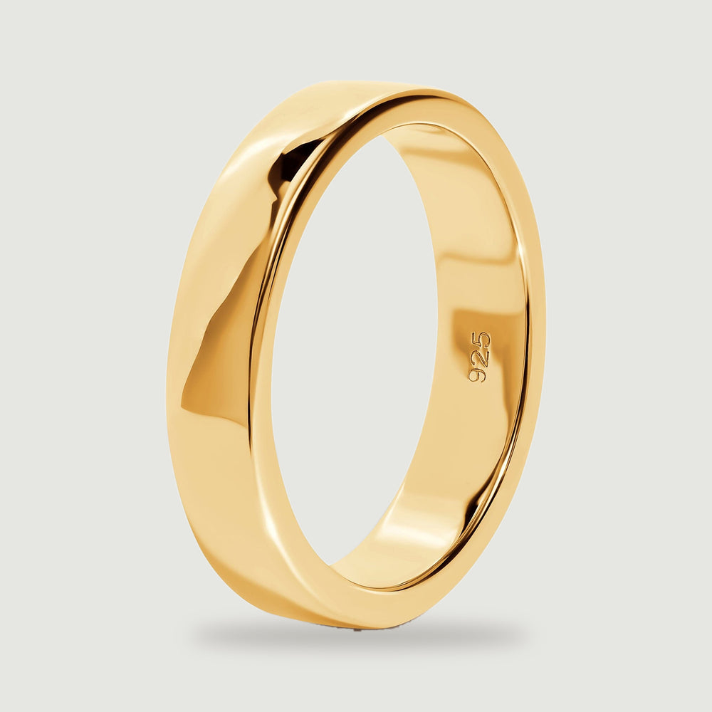 An upright yellow gold band shows its curved profile and inner 925 stamp.