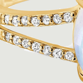 Two rows of small round diamonds follow the split yellow gold shoulder.