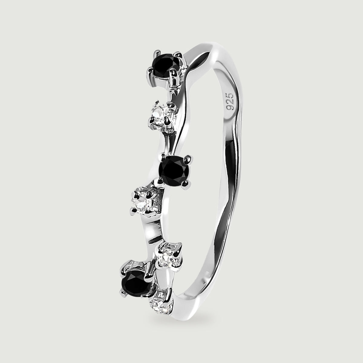 An upright sterling silver band reveals round black onyx, clear stones and a visible 925 hallmark.
