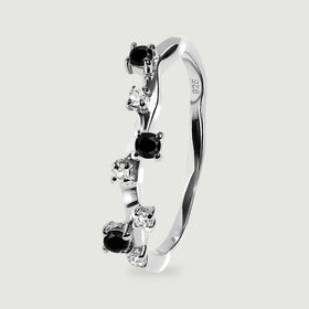An upright sterling silver band reveals round black onyx, clear stones and a visible 925 hallmark.