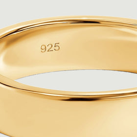 A close view shows the 925 stamp inside the reflective yellow gold band.