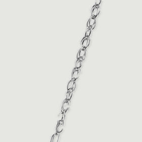 Interlocking white gold oval chain links run diagonally across a pale grey surface.