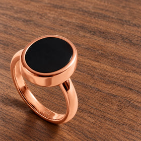 Stillpoint black onyx oval ring in rose gold vermeil, side view of the bezel and closed band.