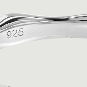 The inside of the silver band shows a 925 purity stamp beneath its rippled upper edge.